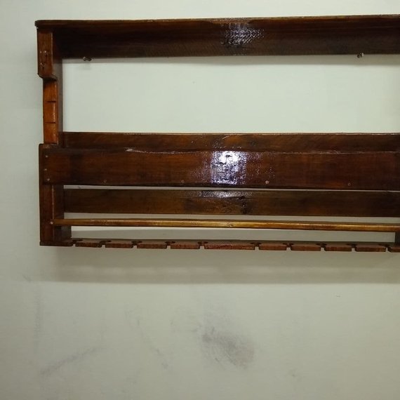 Porta vinho com suporte a taças