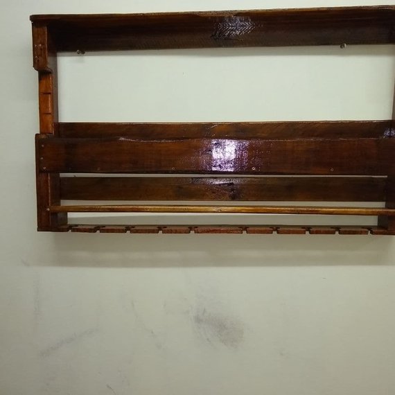 Porta vinho com suporte a taças